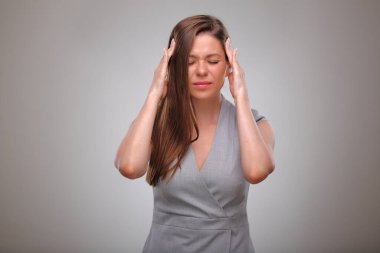 Baş ağrısı çeken kadın, izole edilmiş portre, iş adamı, migreni olan öğretmen ya da yetişkin öğrenci ve gözleri kapalı.