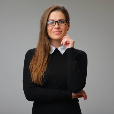 Siyah elbiseli, beyaz yakalı, gülümseyen, mutlu öğretmen kadın gözlüklü, çenesine dokunan, izole edilmiş kadın portresi.