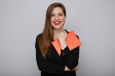 Siyahlı gülümseyen kadın öğretmen elinde kırmızı kitapla. soyutlanmış kadın portresi.