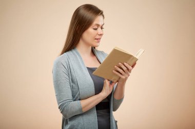 Kadın öğretmen ya da kadın öğrenci kitap okuyor, izole edilmiş portre..