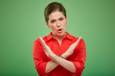 Kırmızılı kadın dursun ya da durmasın ellerini çapraz yapıp yeşile vursun..