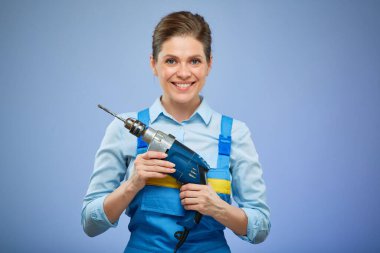 Mavi tulumlu gülümseyen kadın. İzole edilmiş kadın portresi.