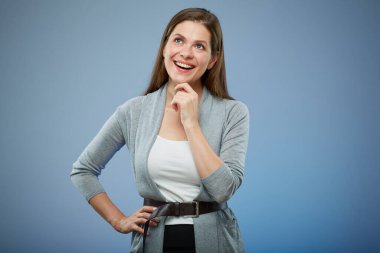 Düşünen bir kadının yüzüne dokunuşunun ayrı bir portresi. Kız yukarı bakıyor.