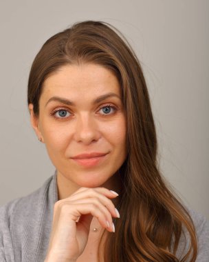 Genç bir kadının yüzü, portreyi eliyle kapatır..