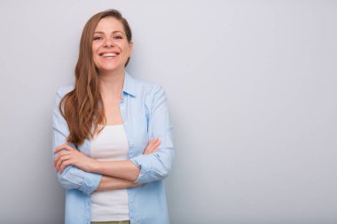 Gülümseyen kadın kollarını kavuşturarak tek başına bir portre çizdi. diş gülümsemesi.