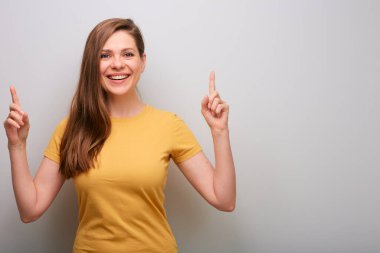 Pozitif duygusal gülümseyen kadın işaret ediyor. münzevi kadın portresi 