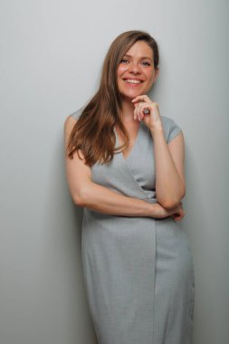 Uzun gri elbiseli bir iş kadını. soyutlanmış kadın portresi.