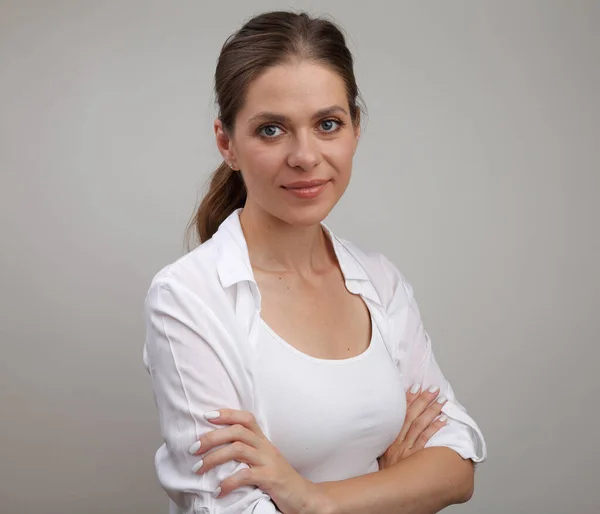 Retrato Mulher Sorridente Camisa Branca Retrato Isolado Mulher Jovem — Fotografia de Stock