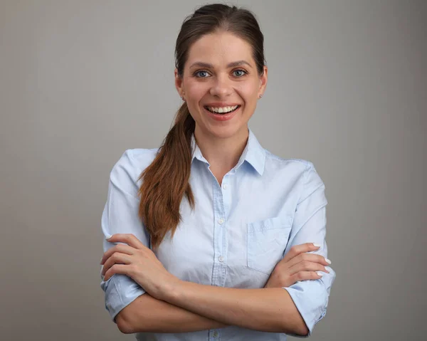 青いシャツを着た交差腕を持つ笑顔の女性 実業女肖像画 — ストック写真