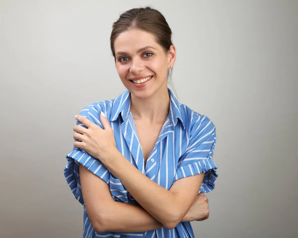 Jonge Vrouw Met Gekruiste Armen Geïsoleerde Vrouwelijke Portret — Stockfoto