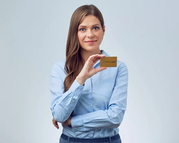 Usmívající Zaměstnankyně Banky Držící Kreditní Kartu Obchodní Žena Dlouhými Vlasy — Stock fotografie