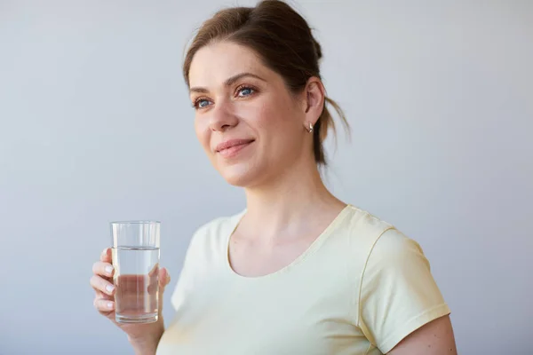 Mulher Sorridente Bebendo Água Olhando Para Longe Menina Roupas Casuais — Fotografia de Stock