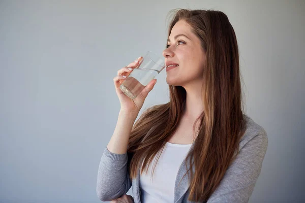 Mujer Bebe Agua Mira Hacia Otro Lado Retrato Aislado — Foto de Stock