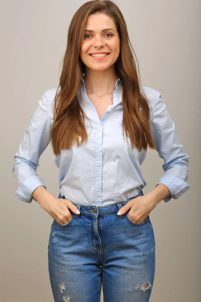 Glimlachende Vrouw Blauw Shirt Jeans Houdt Haar Handen Zakken Geïsoleerd — Stockfoto