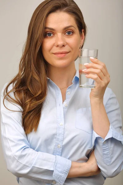 Donna Sorridente Che Tiene Vetro Dell Acqua Vicino Viso — Foto Stock