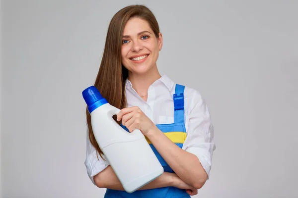Uśmiechnięta Kobieta Lub Pracownik Pralni Trzymający Dużą Białą Butelkę Detergentu — Zdjęcie stockowe
