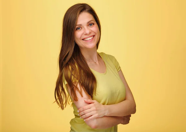 Изолированный Портрет Желтом Улыбающаяся Женщина Одета Случайная Желтая Рубашка Стоящая — стоковое фото