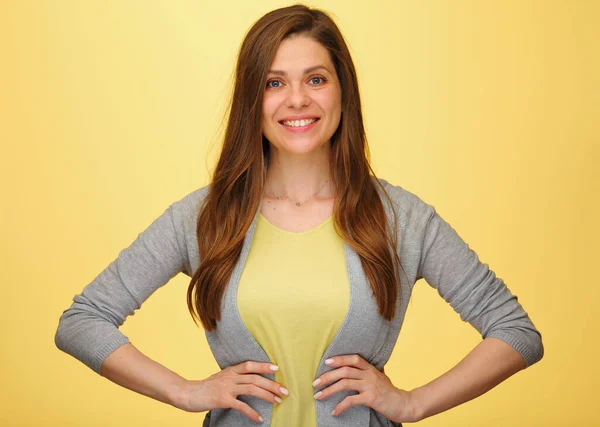 Mulher Sorridente Com Mãos Quadril Retrato Feminino Isolado Fundo Amarelo — Fotografia de Stock