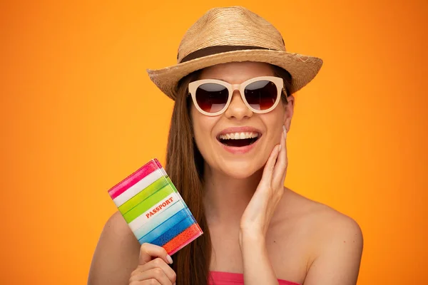 Mujer Sonriente Con Sombrero Mexicano Que Lleva Gafas Sol Con — Foto de Stock