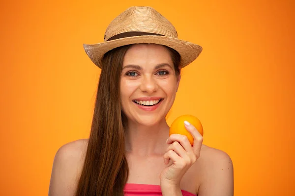笑容可亲的女人 头戴墨西哥帽 赤手空拳 拿着红苹果 脸庞紧贴着女孩的画像 与橙色的黄色背景隔离 — 图库照片