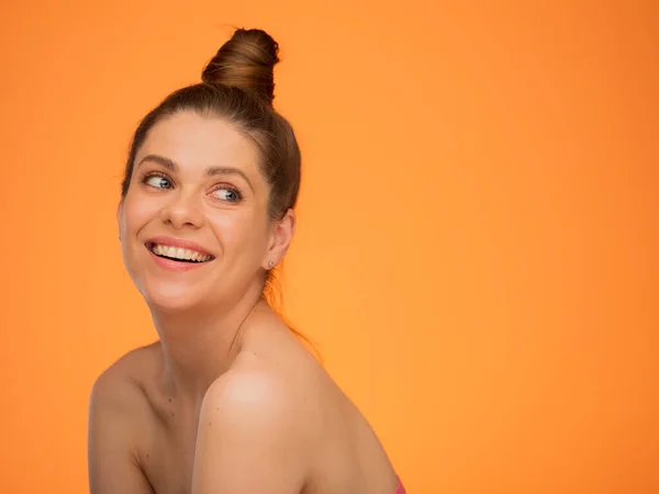 Mujer Soñadora Feliz Mirando Por Encima Hombro Retrato Aislado Espalda —  Fotos de Stock