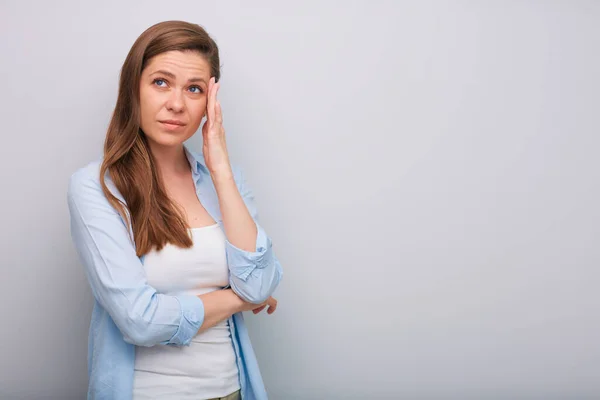 Hoofdpijn Vrouw Pijn Stress Geïsoleerd Vrouwelijk Portret Omhoog Kijkend — Stockfoto