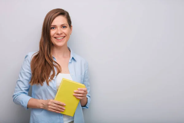Šťastná Usměvavá Žena Učitel Nebo Student Drží Knihu Izolovaný Portrét — Stock fotografie