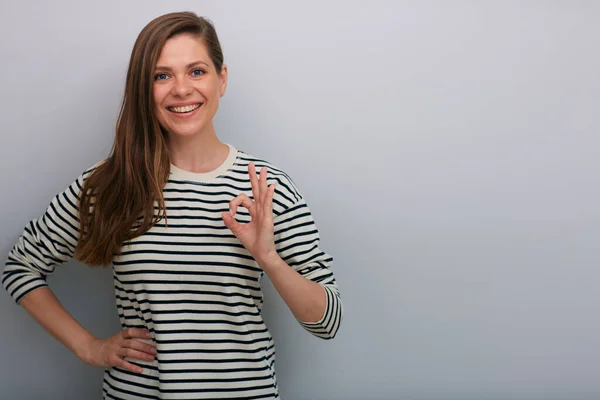 Feliz Sorrindo Mulher Camisa Listrada Mostrando Retrato Isolado — Fotografia de Stock