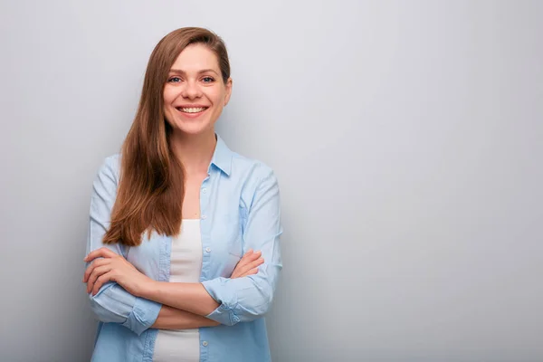 Glimlachende Vrouw Geïsoleerd Portret Meisje Met Armen Gekruist — Stockfoto