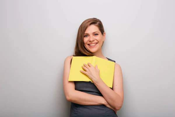 Mujer Negocios Sonriente Vestido Gris Sosteniendo Libro Amarillo Retrato Aislado —  Fotos de Stock