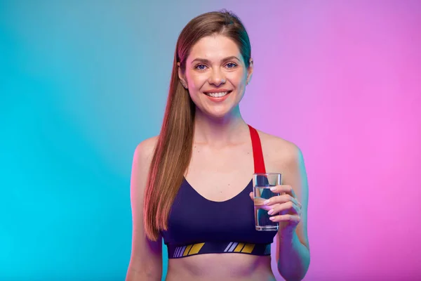 Gelukkige Jonge Vrouw Sportkleding Met Waterglas Vrouwelijke Fitness Portret Geïsoleerd — Stockfoto