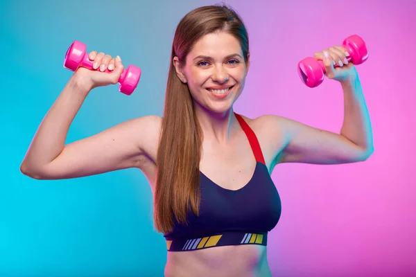 Spor Sutyenli Pembe Halterlerle Egzersiz Yapan Gülümseyen Sporcu Kadın Neon — Stok fotoğraf