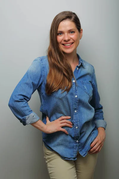 Mulher Sorridente Camisa Jeans Inblue Isolado Retrato Fundo Parede Cinza — Fotografia de Stock