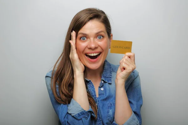 Feliz Mulher Espantada Segurando Cartão Crédito Retrato Feminino Isolado — Fotografia de Stock