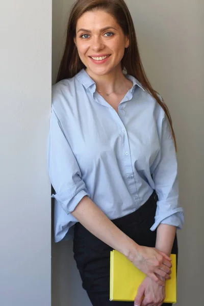 Retrato Mujer Sonriente Con Libro Amarillo Maestra Mujer — Foto de Stock