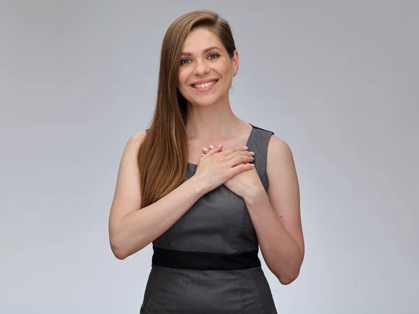 Leende Kvinna Vikta Händer Över Bröstet Isolerad Kvinnlig Porträtt — Stockfoto