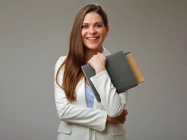 Geïsoleerd Portret Van Een Lachende Lerares Student Vrouw Wit Zakenpak — Stockfoto