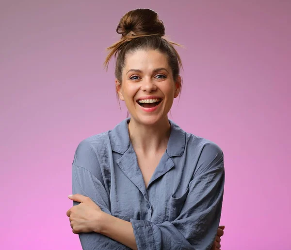 Mujer Sonriente Pijama Aislada Sobre Fondo Rosa Retrato Femenino —  Fotos de Stock