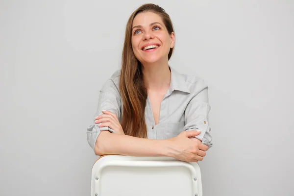 Mulher Sorridente Senta Cadeira Olhando Para Cima Descansa Mãos Parte — Fotografia de Stock