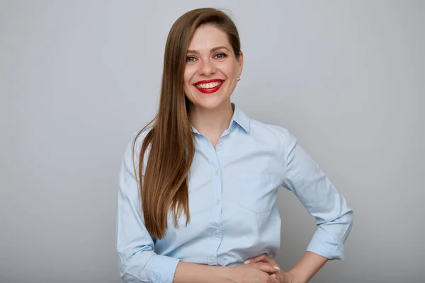 Mujer Negocios Sonriente Pie Con Las Manos Cadera Retrato Aislado —  Fotos de Stock