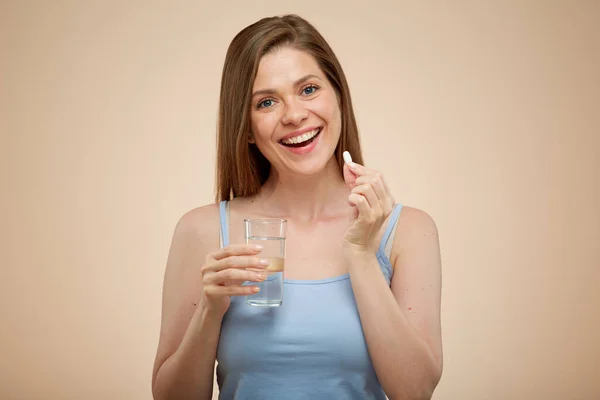 Glimlachende Vrouw Met Drug Pil Water Glas Geïsoleerd Vrouwelijk Portret — Stockfoto