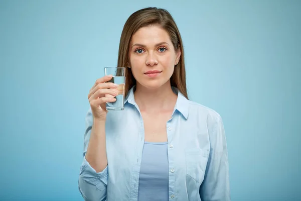 Donna Possesso Vetro Acqua Isolato Ritratto Femminile Sfondo Azzurro — Foto Stock