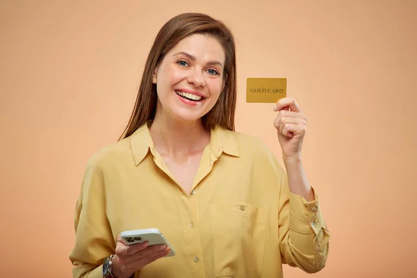 Lächelnde Frau Mit Goldener Kreditkarte Und Smartphone Porträt Auf Gelbem — Stockfoto