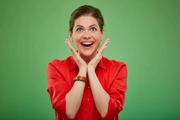 Feliz Mulher Espantada Vermelho Olhando Para Cima Isolado Verde — Fotografia de Stock