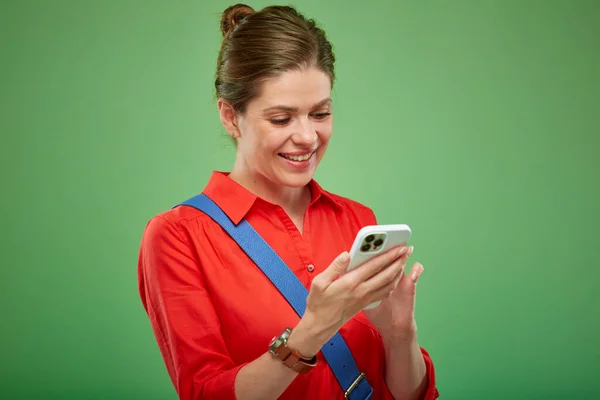 Mladá Dáma Používá Smartphone Izolovaný Ženský Portrét Zelené — Stock fotografie