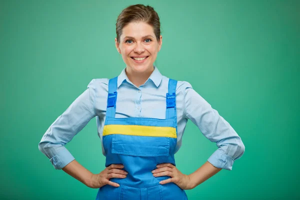 Gelukkig Vrouw Overalls Met Handen Taille Geïsoleerd Groene Achtergrond — Stockfoto