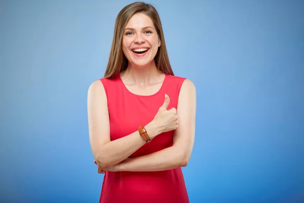 Jovem Sorridente Senhora Vestido Vermelho Mostrando Polegar Para Cima Retrato — Fotografia de Stock