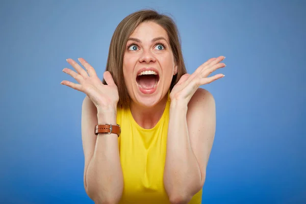 Surpreendente Mulher Emocional Isolado Retrato Feminino Fundo Azul — Fotografia de Stock