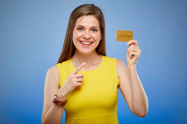 Uśmiechnięta Młoda Dama Żółtej Sukience Kartą Kredytową Wskazującą Palcem Odosobniony — Zdjęcie stockowe