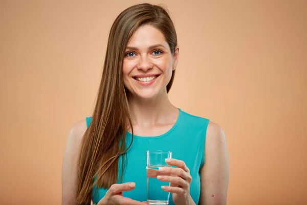 Mujer Sonriente Con Vidrio Agua Con Vestido Azul Retrato Aislado — Foto de Stock